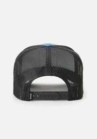Schwarze Mesh-Trucker-Mütze mit verstellbarem Snapback-Riemen, von hinten gegen einen schlichten hellen Hintergrund betrachtet.