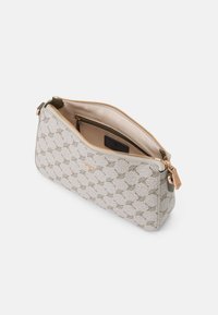 Borsa decorativa beige realizzata in tessuto texturizzato, con cerniera dorata, dettaglio del logo e un unico scomparto con un interno chiaro.