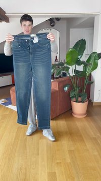 Jeans de mezclilla azul con un diseño de pierna recta, que presentan una etiqueta en la cinturilla. La tela tiene una textura suave con ligeros detalles de desgaste.