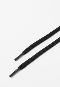 Lacets noirs en tissu tissé avec des embouts en plastique lisse aux deux extrémités. Les lacets présentent une conception plate et une surface texturée.