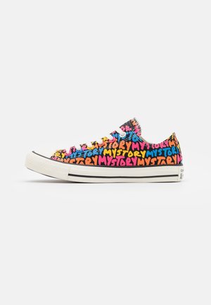 Niskie sneakersy z białą podeszwą i kolorowym wzorem tekstu "MY STORY" w kolorach niebieskim, różowym, pomarańczowym i żółtym na czarnej, płóciennej cholewce.