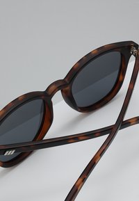 Le Specs BANDWAGON - Zonnebril - smoke