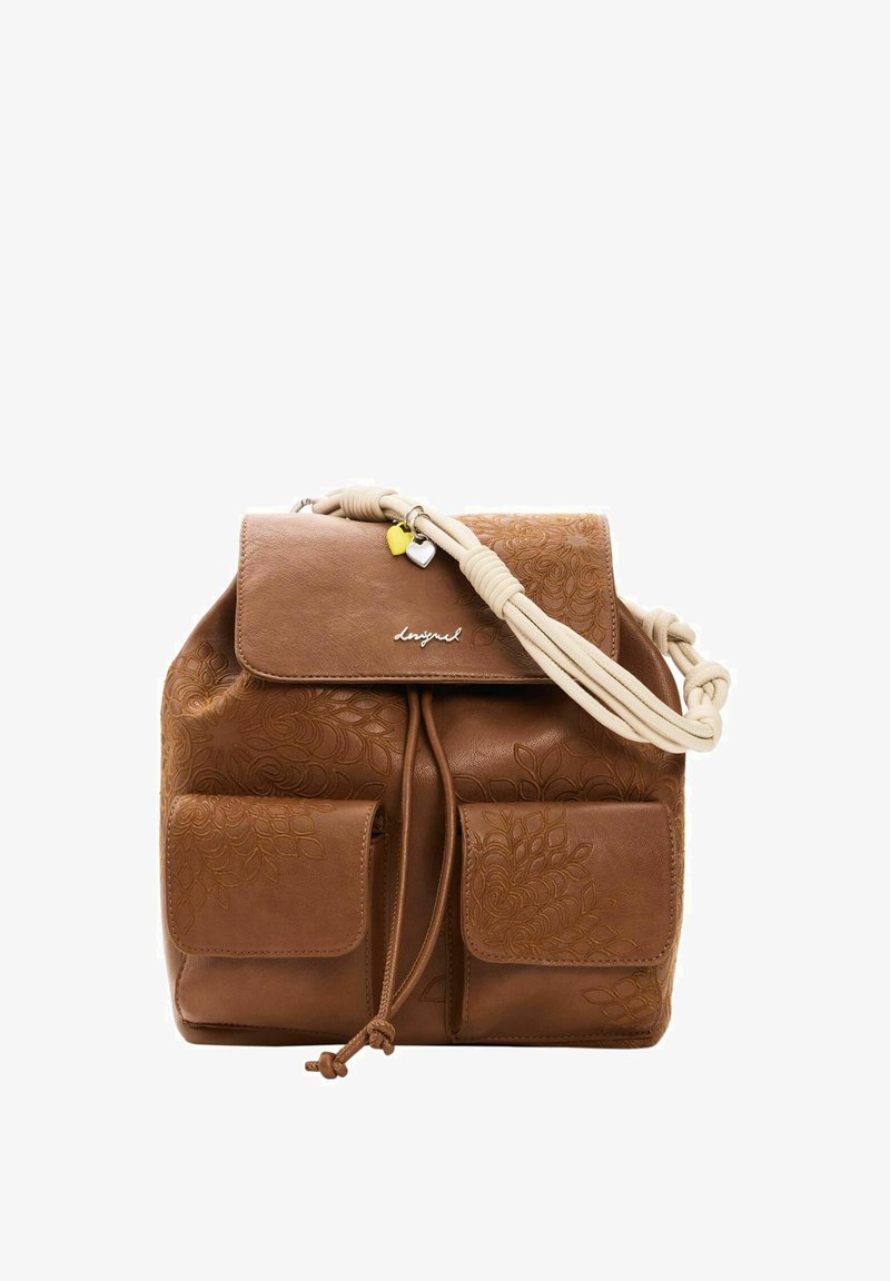 Sac à dos en cuir marron avec embossage floral, deux poches avant, fermeture à cordon, poignée nouée crème et petits charms en forme de cœur.