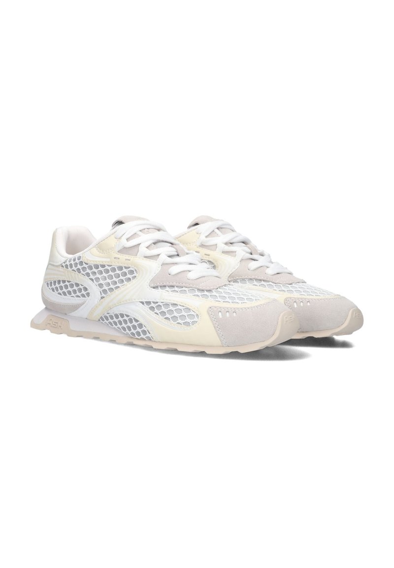 Sneakers leggeri con tomaia in rete, dettagli in suede e una base bianca con particolari beige. Design a punta arrotondata e suola piatta.