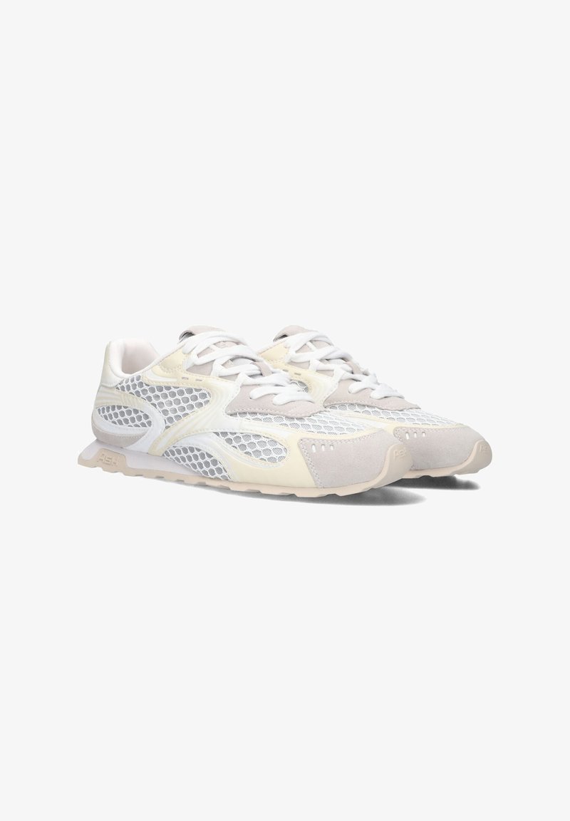 Lichte sneakers met een bovenwerk van mesh, suède accenten en een witte basis met beige details. Rond toe en plat zoolontwerp.