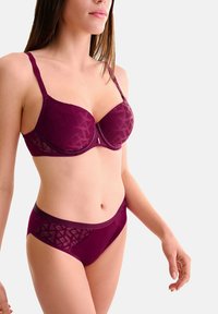 Ensemble de soutien-gorge et string bordeaux avec un motif géométrique, texture lisse, soutien-gorge à armatures et bretelles réglables.