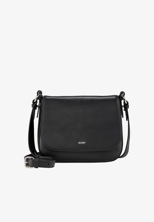 Czarna skórzana torba na ramię z gładkim wykończeniem, regulowanym paskiem i subtelnym logo JOOP! z przodu. Prostokątny kształt z zaokrąglonymi krawędziami.