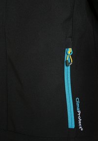 Zwarte jas met een turquoise ritsvak en gele trekkoord; bevat "ClimaProtect" branding. Het materiaal lijkt zacht en duurzaam.