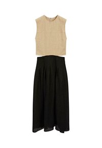 Beige ärmelloses Oberteil mit hohem Ausschnitt und strukturiertem Finish, kombiniert mit einem schwarzen A-Linien-Rock mit Falten und fließendem Saum.