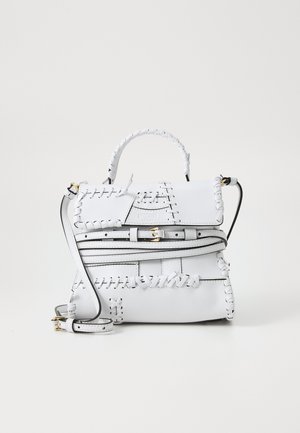 Borsa a mano in pelle bianca con dettagli intrecciati, forma rettangolare, manico superiore, tracolla regolabile e chiusura con zip. Dettagli in hardware dorato.