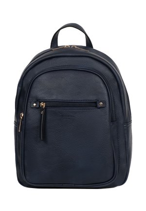 Zwarte leren rugzak met voorvak met rits, gebogen bovenhandvat en goudkleurige ritssluitingen op een witte achtergrond.