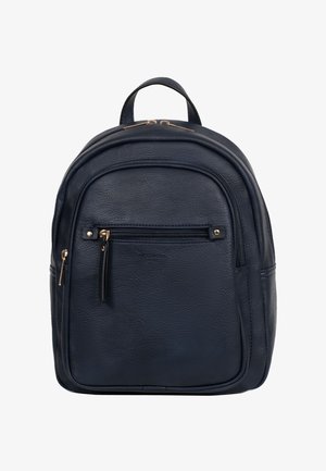 Czarny skórzany plecak z przednią kieszenią na zamek, zakrzywioną rączką u góry oraz złotymi detalami zamka błyskawicznego na białym tle.