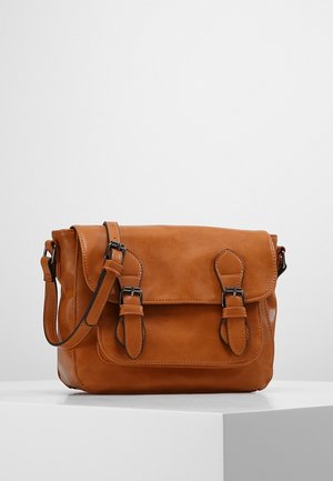 Brązowa torba kurierska ze skóry z klapą, ozdobnymi paskami i długim regulowanym paskiem na ramię. Charakteryzuje się gładką fakturą i prostym designem.