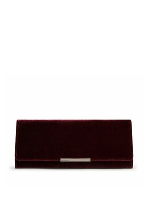 Cartera de mano Ted Baker de terciopelo burdeos, con solapa plegable y una fina placa metálica con el nombre de la marca, sobre un fondo blanco.