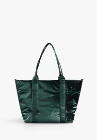 Bolsa tote de color verde oscuro brillante con doble asa, de forma rectangular y un diseño estructurado. Textura suave sin patrones o herrajes visibles.