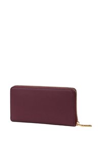 Portafoglio zip-around in ecopelle bordeaux, forma rettangolare, hardware in tonalità oro, texture liscia, ampio scomparto unico, design minimale.