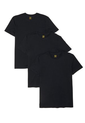 Tre magliette nere a maniche corte con scollo rotondo di diverse taglie, impilate diagonalmente su sfondo bianco.