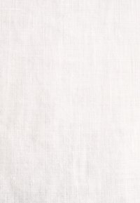 Tissu en lin blanc avec une texture lisse, présentant un motif de tissage subtil et une apparence légère. Pas de taches ni d'ornements visibles.