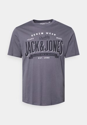 Graues kurzärmeliges Jack & Jones T-Shirt mit weißem und schwarzem Text "Denim Wear Quality Trademark Clothing & Goods Est. 1990"