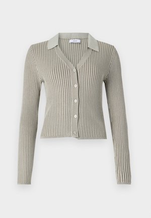 Cardigan grigio chiaro a coste con colletto, maniche lunghe e chiusura frontale a cinque bottoni; tessuto testurizzato con righe verticali.
