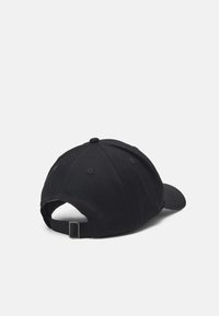 Cappellino da baseball nero in tessuto, con visiera curva, cinturino regolabile e parte superiore arrotondata con dettagli cuciti.