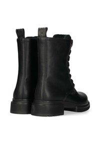Černé kožené kotníkové boty s texturovaným povrchem, šněrování na přední straně a robustní podrážkou. Obsahují dvě poutka na zadní straně.