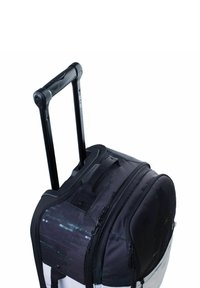 Bolsa de lona negra con ruedas, con patrones texturizados en la superficie, doble asa retráctil y múltiples compartimentos con cremallera para almacenamiento.