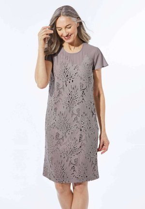 Kurzes Kleid mit kurzen Ärmeln in gedämpftem Taupe, mit komplizierten Blattmustern und Ausschnitten. Glatte Textur mit lockerer Passform.