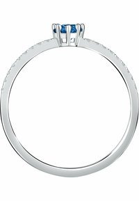 Silverring med en prong-inställning som har en central blå ädelsten. Ringen har en polerad yta med små detaljer längs kanten.