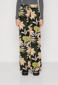 Pantalon palazzo à motif floral noir, orné de grandes feuilles roses et vertes, avec une taille à nouer et une coupe large. Tissu lisse et léger.