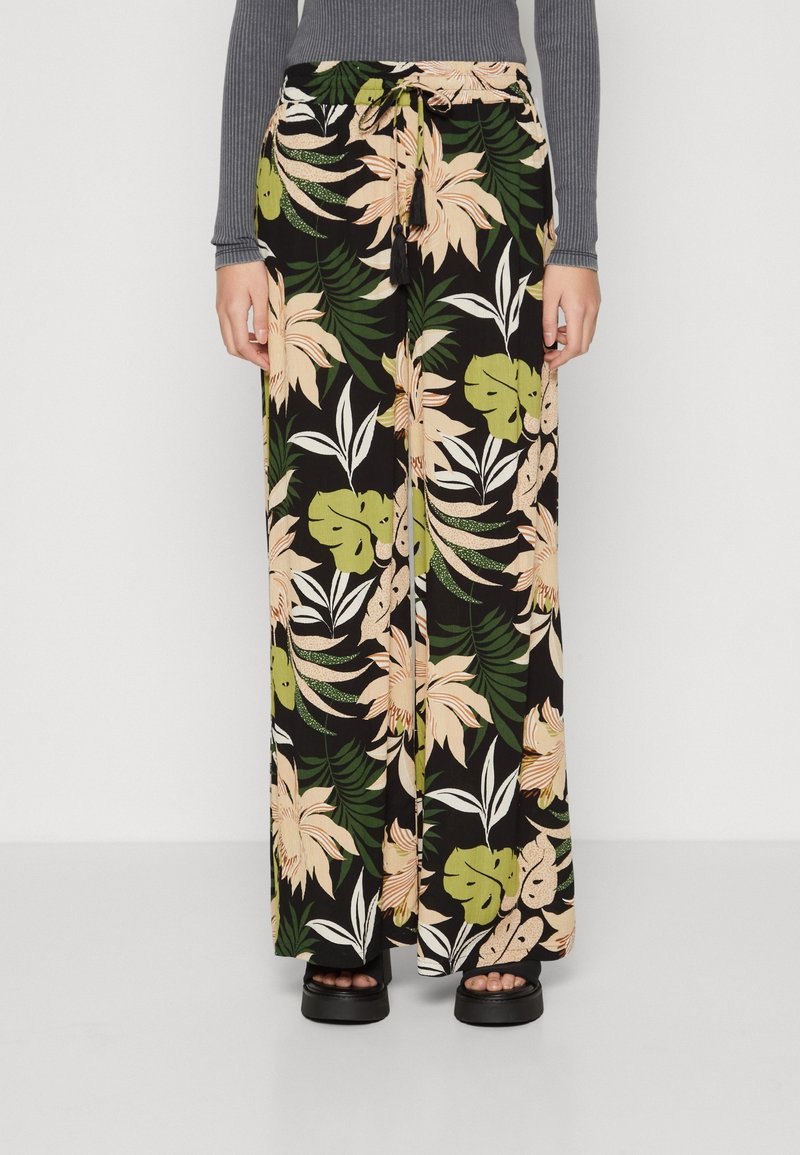 Pantalon palazzo à motif floral noir, orné de grandes feuilles roses et vertes, avec une taille à nouer et une coupe large. Tissu lisse et léger.