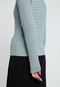 KIOMI Sweter