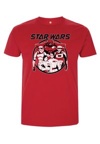 Rode katoenen t-shirt met een grafisch ontwerp van personages en stormtroopers, met de tekst "STAR WARS" in vet zwart boven het ontwerp.