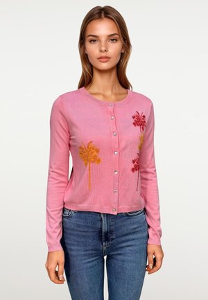 Roze, geribde cardigan met palmboom borduurwerk in geel en rood. Knopsluiting aan de voorkant en lange mouwen. Glad textuur.