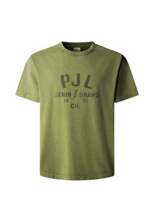Olivově zelené tričko z bavlny. Má kulatý výstřih a krátké rukávy. Na přední straně je potisk s nápisem „PJL DENIM BRAND“ a detaily blesku.