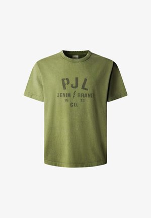 Oliwkowa zielona koszulka z bawełny. Posiada okrągły dekolt i krótkie rękawy. Na przodzie nadruk z napisem „PJL DENIM BRAND” oraz motyw błyskawicy.