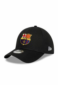 Schwarze Baseballkappe aus Stoff, vorne mit einem gestickten FC Barcelona-Logo. Gebogener Schirm und verstellbarer Riemen hinten.