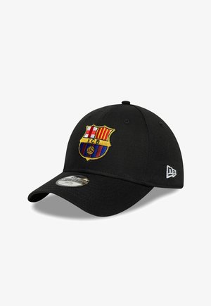 Czarna czapka z daszkiem wykonana z tkaniny, z naszytym na przodzie haftowanym logo FC Barcelona. Zakrzywiony daszek i regulowany pasek z tyłu.