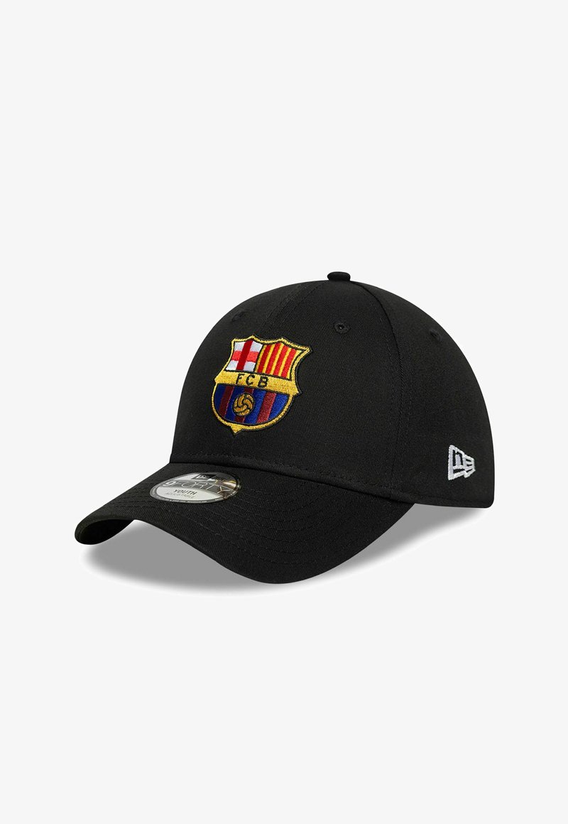 Schwarze Baseballkappe aus Stoff, vorne mit einem gestickten FC Barcelona-Logo. Gebogener Schirm und verstellbarer Riemen hinten.