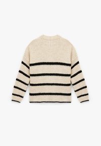Gebreid sweater in crème met zwarte horizontale strepen. Heeft een relaxte pasvorm, ribbelboord en een textuurstof.