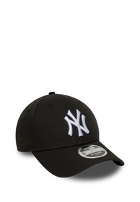 Casquette noire avec un logo brodé blanc des New York Yankees, visière incurvée et tissu respirant avec des trous de ventilation. Sangle arrière ajustable.