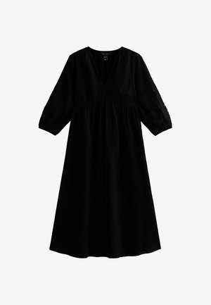 Vestito nero in morbido tessuto, con scollatura a V, maniche a tre quarti con campana e ricami floreali, e vita arricciata.