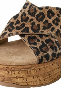 Leopardprint platform sandalen met gekruiste suede banden, een textuur kurken zool en een zachte beige voetbed.