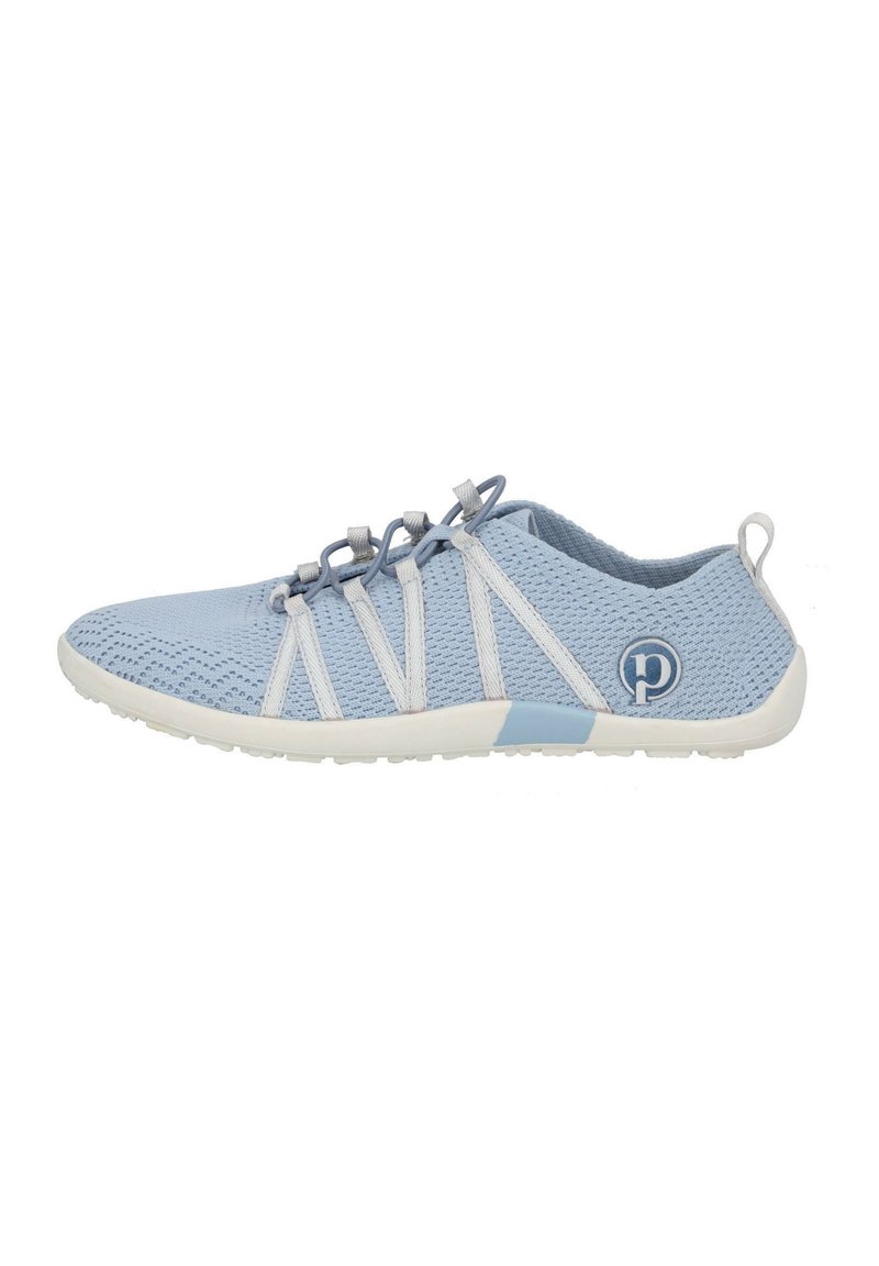 Zapatillas deportivas de color azul claro, hechas de material de malla con cordones y detalles en blanco. Presenta una superficie texturizada y un pequeño logo en el lateral.
