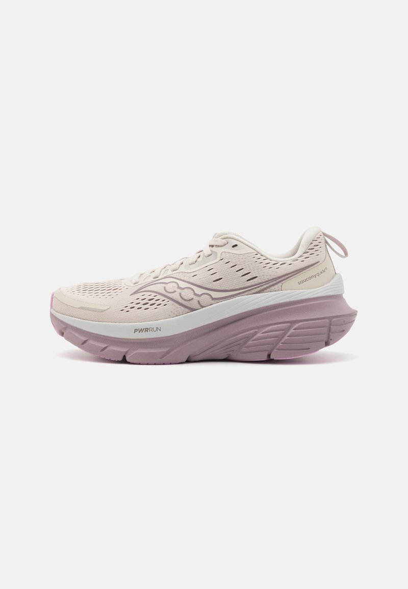 Baskets de course rose clair avec tige en maille, semelle rembourrée et accents violets. Comprend une languette de traction et des côtés texturés pour une meilleure adhérence.