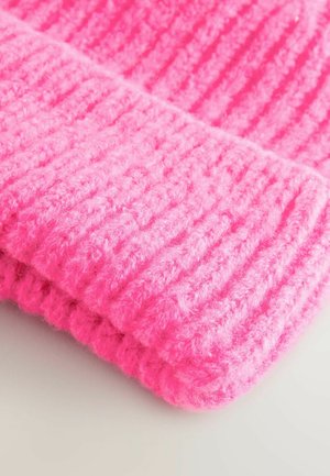 Bonnet en tricot rose vif avec une texture côtelée, doté d'un revers. Fabriqué en matériau doux et pelucheux, offrant chaleur et confort.