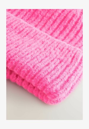 Bonnet en tricot rose vif avec une texture côtelée, doté d'un revers. Fabriqué en matériau doux et pelucheux, offrant chaleur et confort.