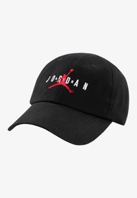 Melnas kokvilnas beisbola cepure ar izliekto vizu, izšūtām baltām "JORDAN" burtiem un sarkano Jumpman logotipu priekšpusē.