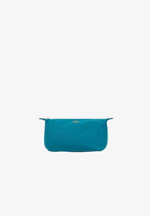 Borsa in nylon turchese con chiusura a zip, caratterizzata da una texture liscia e un accento con logo dorato. Forma rettangolare compatta, adatta per piccoli oggetti.