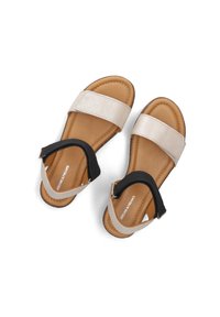 Platte sandalen met een gestructureerde crèmekleurige bovenband, zwarte enkelband met gesp en een bruine zool. Ontworpen met een minimalistische stijl.